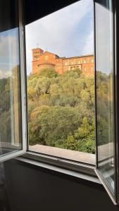 een raam met uitzicht op een gebouw bij FlatEly a Testaccio in Rome