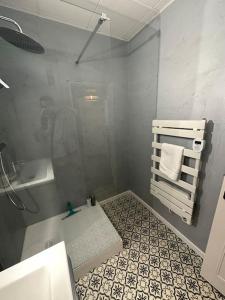 uma casa de banho com um chuveiro, uma banheira e um lavatório. em Proche gare centre parking privée clim au calme em Avignon
