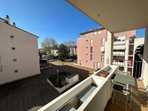 uma varanda de apartamento com um banco e um edifício em Proche gare centre parking privée clim au calme em Avignon