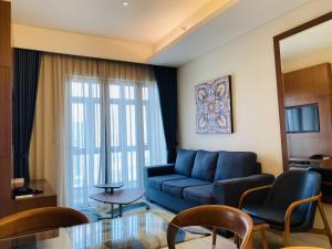 吉隆坡的住宿－Tribeca Serviced Hotel by Millennium，客厅配有蓝色的沙发和桌子
