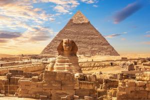 un sphinx devant les pyramides dans l'établissement Gazette Realty, à Jacksonville