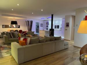 un soggiorno con divano e cucina di Villa Grey a Brignoles