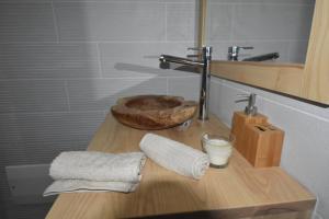 um balcão de casa de banho com um lavatório e um copo de leite em Karucoco Lodge em Sainte-Anne