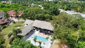 una vista aérea de una casa con piscina en The Wooden Retreat by Elite Stay en Port Dickson