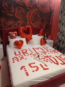 Una cama con un feliz año nuevo escrito en ella en Ajilin Hotel Rooms en Korçë