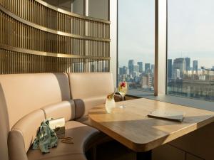 uma sala de jantar com uma mesa e uma janela em Mitsui Garden Hotel Roppongi Tokyo Premier em Tóquio