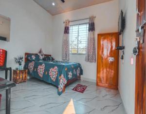 1 dormitorio con cama y ventana en Jaldapara Tiamo Resort - A Family Resort by StayApart, en Mādāri Hāt