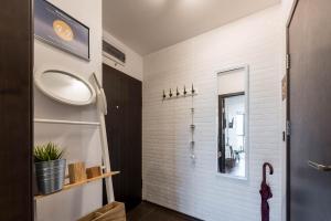 un baño con lavabo y espejo en Студио в близост до Община Варна, en Varna 18 fotos más