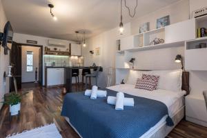 Un dormitorio con una cama grande y una cocina. en Студио в близост до Община Варна, en Varna