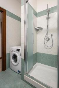 a bathroom with a washing machine and a washer at Stylish & Cozy - 5 Star Location- Balcony - City View in Rome