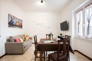 sala de estar con mesa y sofá en Stylish & Cozy - 5 Star Location- Balcony - City View en Roma