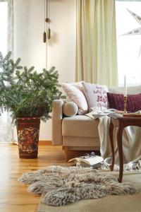 una sala de estar con un sofá y una mesa en Sielanka Pienińska, en Krościenko nad Dunajcem