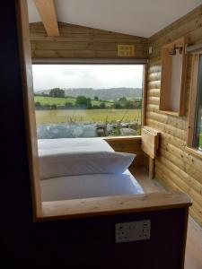 A bed or beds in a room at BaseGlamp