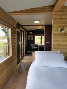 A bed or beds in a room at BaseGlamp
