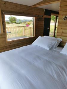 A bed or beds in a room at BaseGlamp