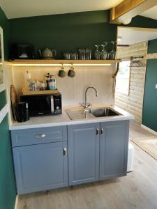 A kitchen or kitchenette at BaseGlamp