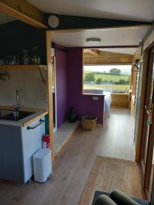 A kitchen or kitchenette at BaseGlamp