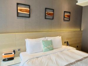 Rúm í herbergi á Vasty Jiaoxi Hotel