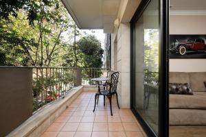 a patio with a table and chairs on a balcony at Apartaments-Hotel Hispanos 7 Suiza in Barcelona