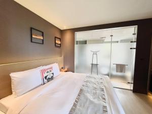 Rúm í herbergi á Vasty Jiaoxi Hotel