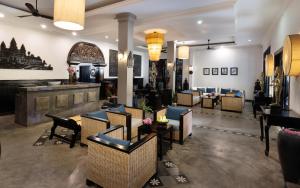 un vestíbulo de un hotel con sillas y mesas en People by The Community, en Siem Reap