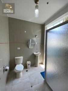 塔克納的住宿－HOTEL HUARAZ，一间带卫生间和水槽的浴室