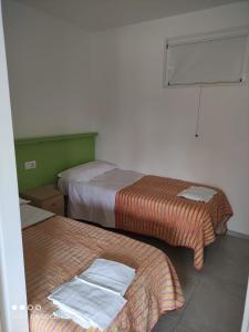 Dos camas en una habitación de hotel con toallas. en Villaggio Welcome Riviera d'Abruzzo en Tortoreto Lido