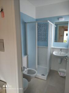 Villaggio Welcome Riviera d'Abruzzo في تورتوريتو ليدو: حمام مع دش ومرحاض ومغسلة