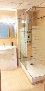 W łazience znajduje się prysznic i umywalka. w obiekcie BEACH VALENCIA 29 - Luxury Beachfront Apartament w Walencji
