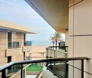 een balkon met uitzicht op het strand bij BEACH VALENCIA 29 - Luxury Beachfront Apartament in Valencia