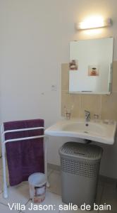 セルヴィオーヌにあるJasonのバスルーム(洗面台、鏡付)