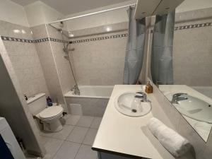uma casa de banho com um lavatório, um WC e uma banheira em Charmant Appartement Terrasse, Calme et Confort em Avignon