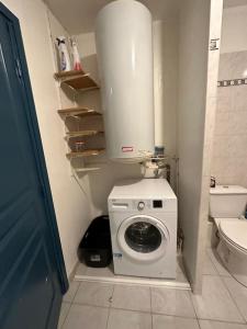 uma casa de banho com uma máquina de lavar roupa e um WC em Charmant Appartement Terrasse, Calme et Confort em Avignon