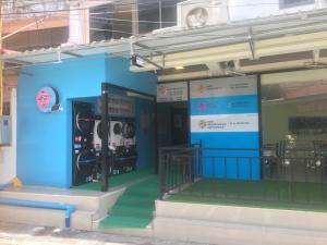 stacji benzynowej z niebieską ścianą w obiekcie GUNG Domitory w Pattaya South