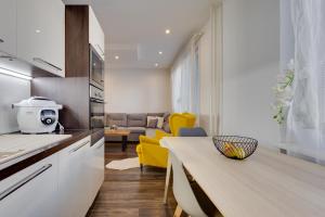 特爾納瓦的住宿－Milde's apartment near the city center - Hospodarska street，厨房配有桌子和黄色椅子