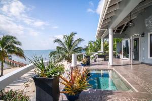 Sundlaugin á Kairos Villa - Luxury Ocean Front - 4 Bedrooms with 2 Private Pools & Beach eða í nágrenninu