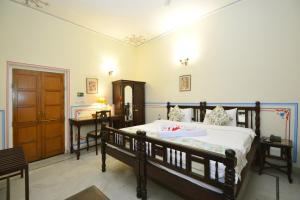 Giường trong phòng chung tại Jaipur Vintage House