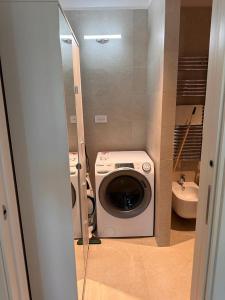 ein Badezimmer mit einer Waschmaschine und einem Waschbecken in der Unterkunft Panama Room Arechi in Salerno