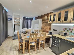 Kuchyňa alebo kuchynka v ubytovaní Appartement 6 personnes avec Parking Couvert - 1 chambre - 4 lits - Netflix & wifi haut débit