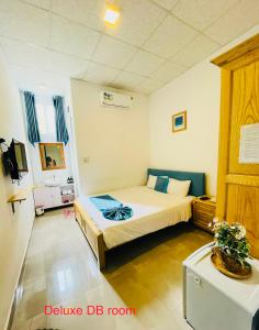 una habitación de hotel con cama y una habitación con en SHARK HOSTEL en Hue