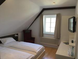 Postel nebo postele na pokoji v ubytování Gasthaus Rebstock Egringen