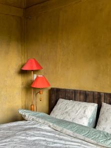 ein Schlafzimmer mit einem Bett mit zwei Lampen in der Unterkunft Maison de Hill Home in Dồng Văn
