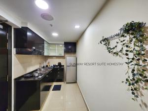 une cuisine avec des appareils en noir et blanc et une plante dans l'établissement Sunway Lagoon Sweet Comfy Home for 1-5pax, à Petaling Jaya