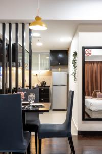 - une cuisine et une salle à manger avec une table et des chaises dans l'établissement Sunway Lagoon Sweet Comfy Home for 1-5pax, à Petaling Jaya