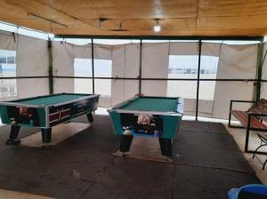 2 mesas de billar verdes en una habitación en Spacious and Affordable Studio en Nairobi