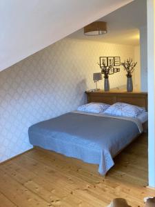 um quarto com uma cama com uma colcha azul em Apartmány Štěpánkova 85 em Chrudim