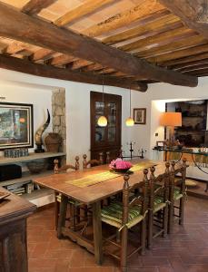 comedor con mesa de madera y sillas en Molin Barletta - Nice Holiday House With Private Pool Marliana, Toscana, en Marliana