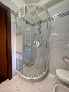 a glass shower in a bathroom with a toilet at Malpighi 40 in Arezzo