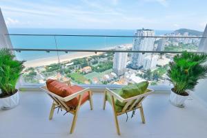 頭頓的住宿－The Song Vung Tau Condotel - Căn Hộ Du Lịch Gần Biển，阳台配有两把椅子,享有海景。