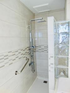 bagno con doccia e porta in vetro di Casa Olivia Fuerteventura a Costa de Antigua